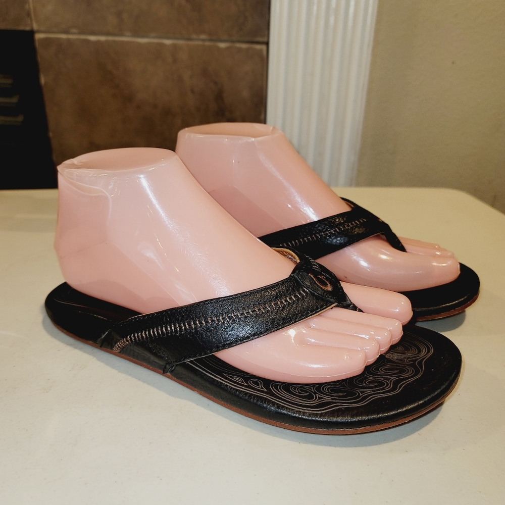 OLUKAI Haiku Leather Flip Flop Style Embroidered Logo Beach Vacation Sandals 8